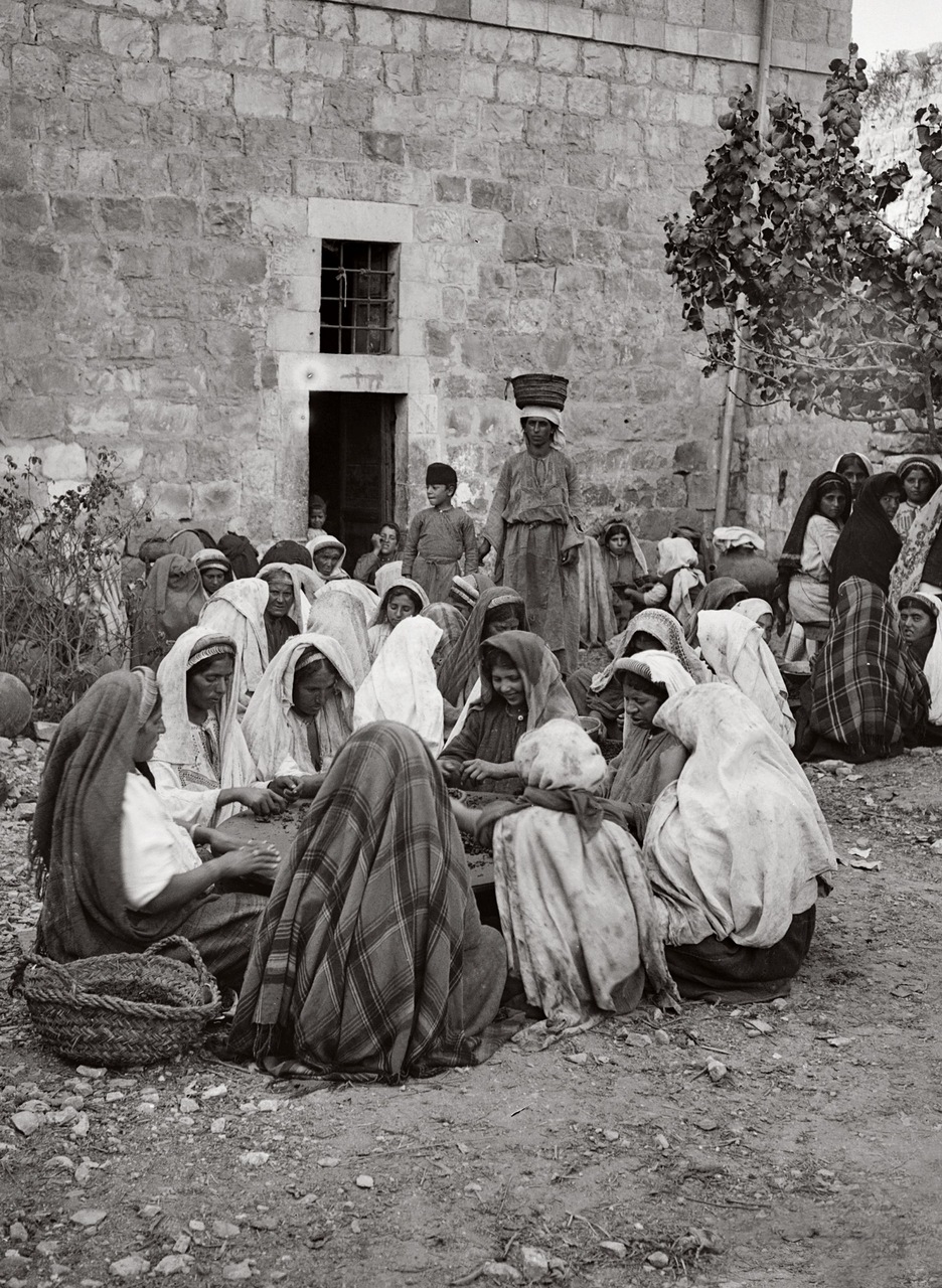 Крестьянки, сортирующие изюм. 1900-1920